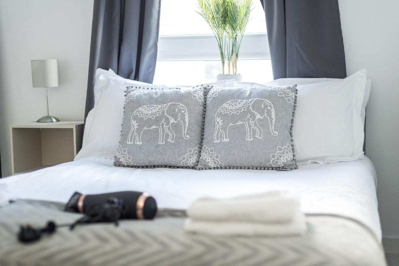 Modern Spacious 3 Bedroom City Centre Apartment - Free Parking - Private Balcony EDI Exterior foto